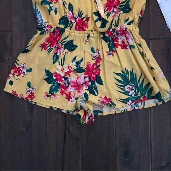 IRIS Yellow Floral Romper Small NWT - Picture 2 of 7